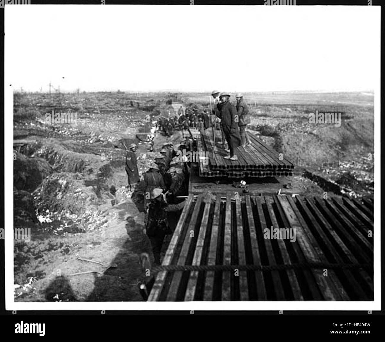 Questa immagine cattura un momento significativo dalla storia, raffigurante l'atto di mettere una linea sul terreno. La scena, disegnata dal passato, evoca antiche pratiche e offre uno sguardo sulle tecniche utilizzate dalle generazioni precedenti per segnare i confini o iniziare le costruzioni. Foto Stock