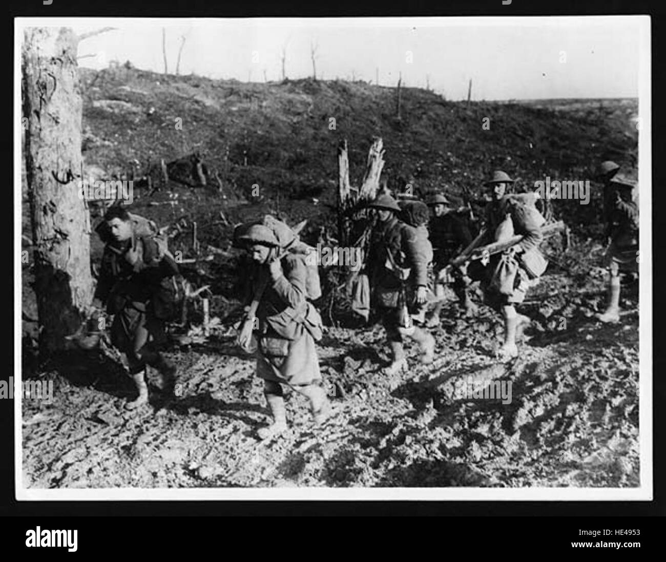 Questa immagine storica di una strada fangosa evoca le sfide del viaggio in epoche passate. Riflette le condizioni del trasporto rurale nei secoli passati, offrendo uno sguardo alle difficoltà incontrate dai viaggiatori prima che le moderne infrastrutture migliorassero. Foto Stock