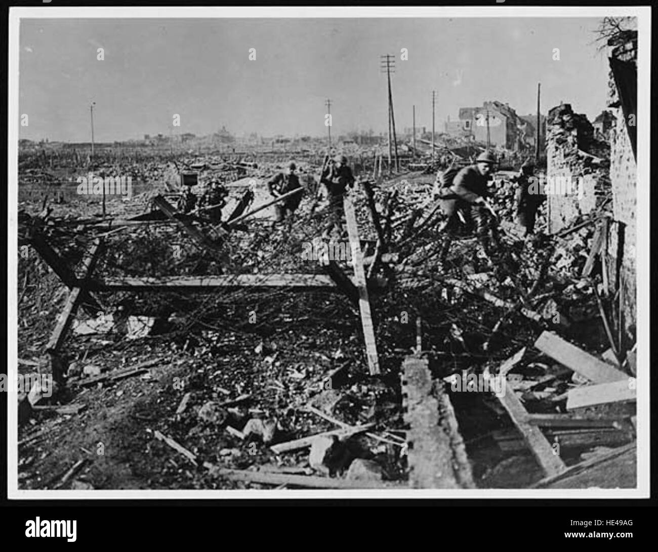 Questa fotografia cattura il momento storico in cui il primo plotone di soldati canadesi è entrato a Valenciennes durante la prima guerra mondiale. Riflette il coraggio e il significato delle forze canadesi nella liberazione della città. Foto Stock