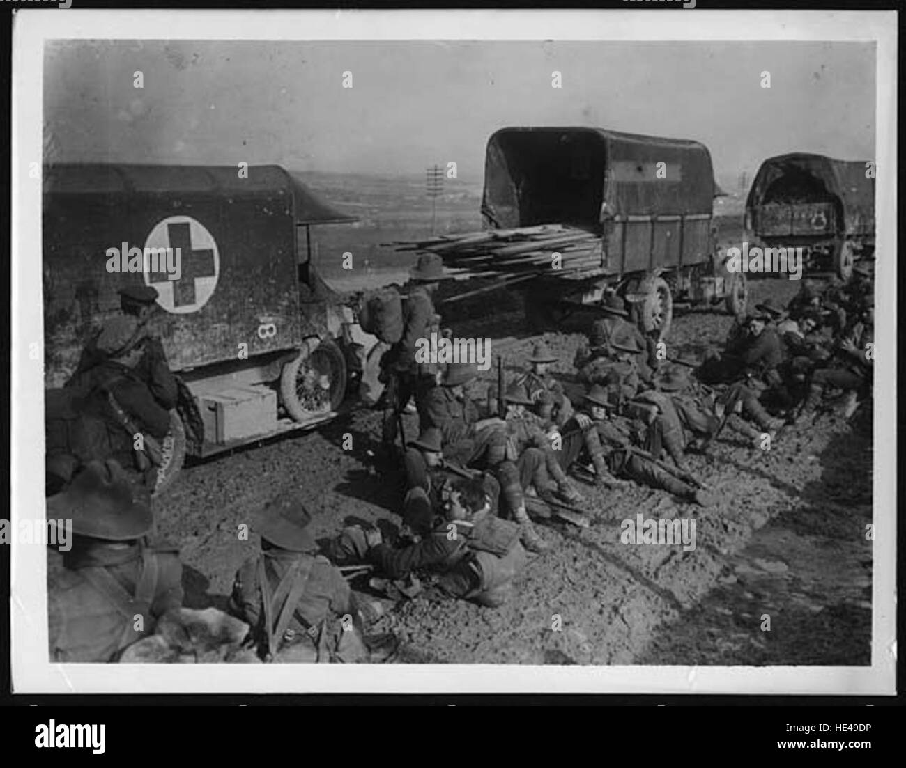 Questa immagine storica cattura una scena passata della vita quotidiana su strada, offrendo uno sguardo al passato con la sua rappresentazione dei trasporti e dell'ambiente dell'epoca. Riflette la semplicità e lo stile dei precedenti metodi di viaggio. Foto Stock