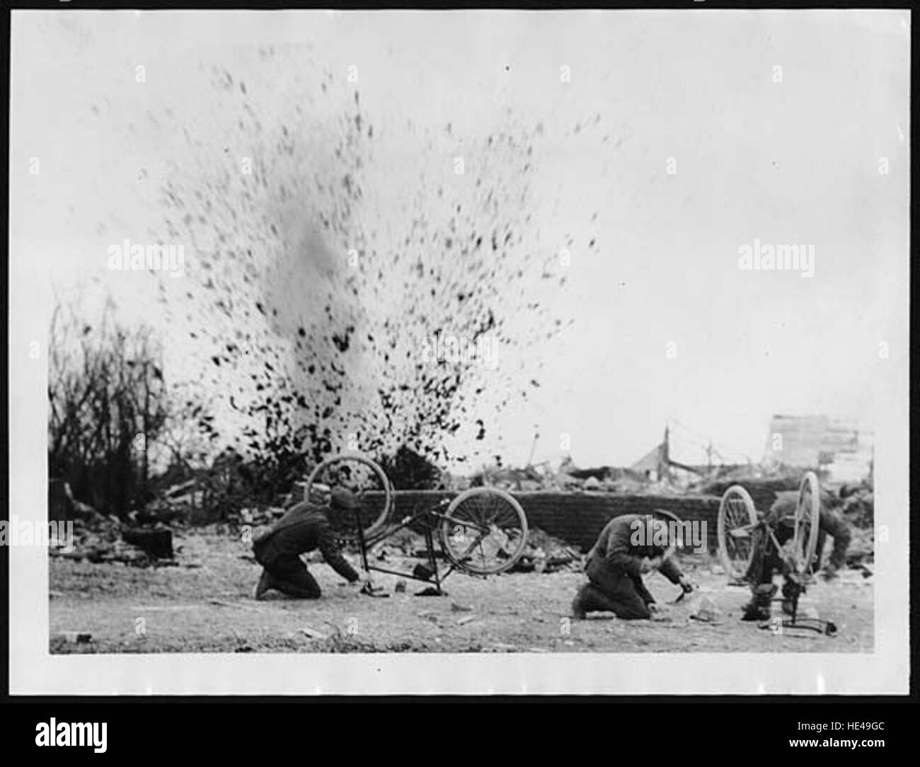 Un'immagine storica che raffigura gli ordini in ciclo sotto fuoco durante un conflitto in tempo di guerra. La fotografia cattura il coraggio e il ruolo di questi individui nella trasmissione di messaggi in condizioni intense. Foto Stock