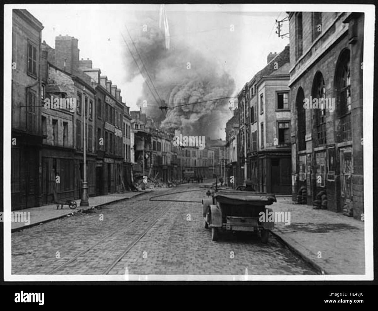 High explosive shell esplodere in un edificio in Amiens Foto Stock