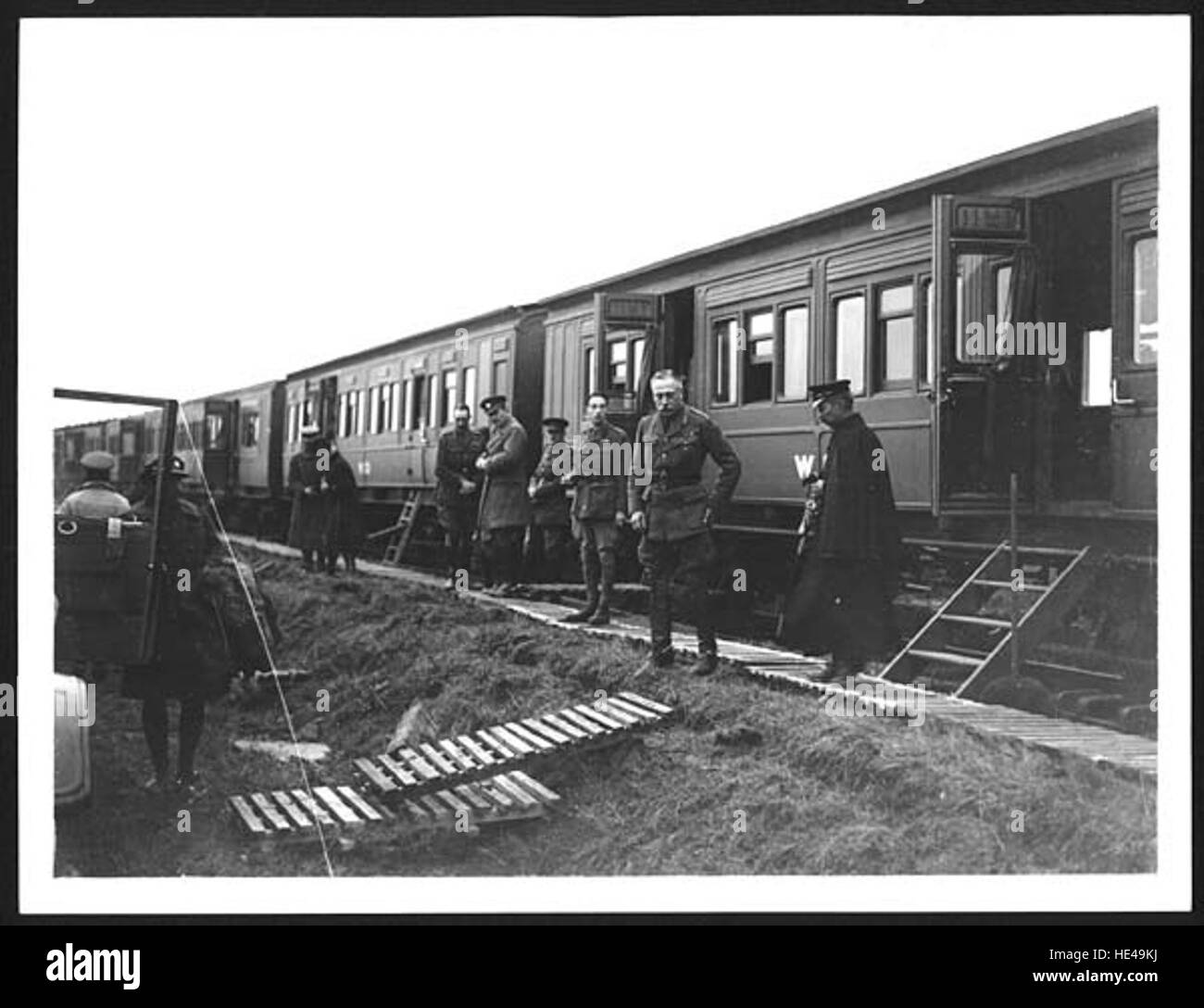 Questa fotografia mostra il generale Haig e altri ufficiali che lasciano un treno durante la prima guerra mondiale, probabilmente nel 1918. Cattura l'atmosfera del tempo di guerra sul fronte occidentale, con personale militare in transito, riflettendo le sfide affrontate dai leader e dai soldati durante il conflitto. Foto Stock