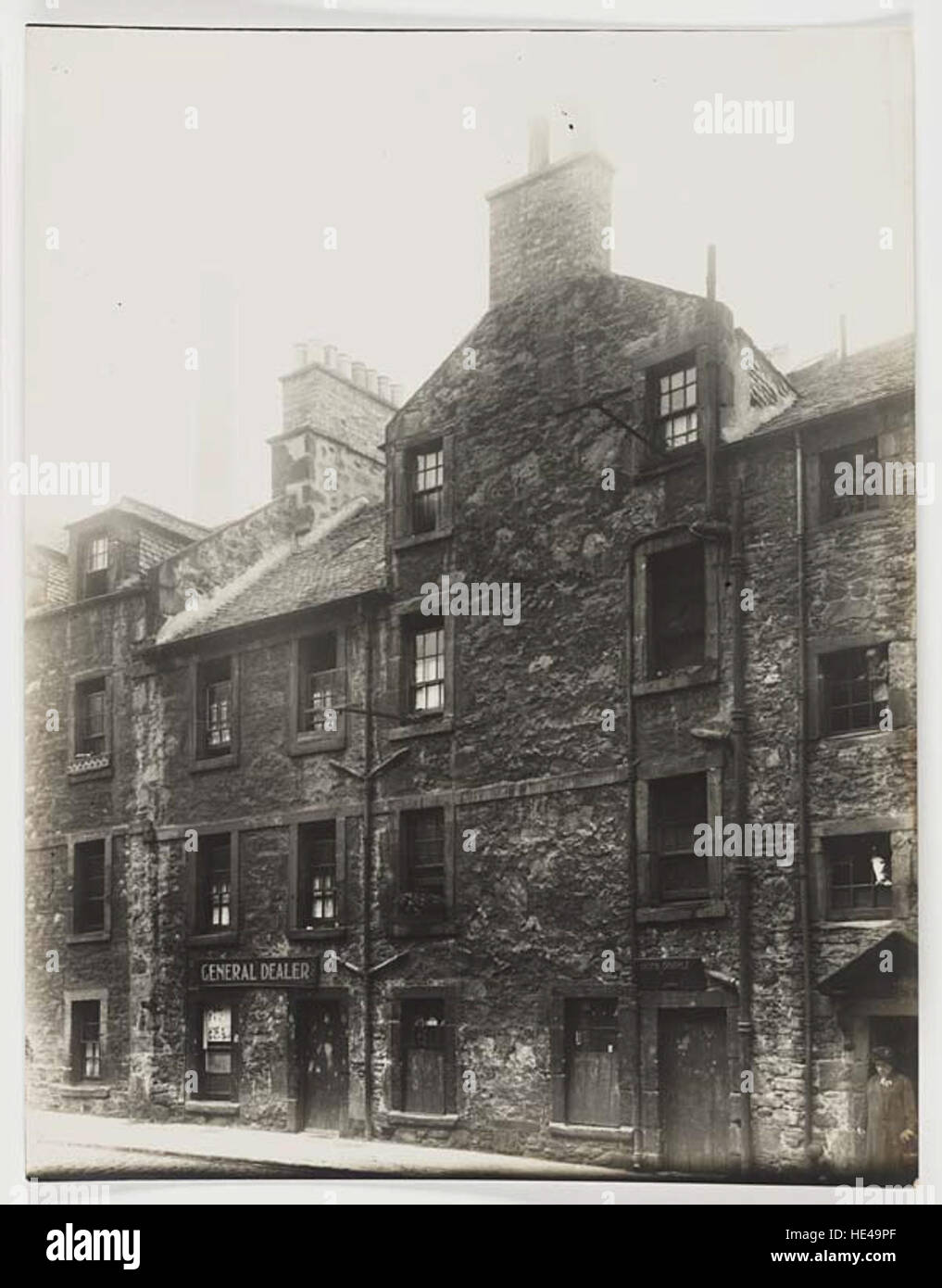 Questa immagine storica mostra una vista del 2-6 Gifford Park, catturando le caratteristiche architettoniche degli edifici della zona. La fotografia offre un'idea del passato, mostrando gli stili architettonici e il paesaggio urbano di un'epoca passata. Foto Stock