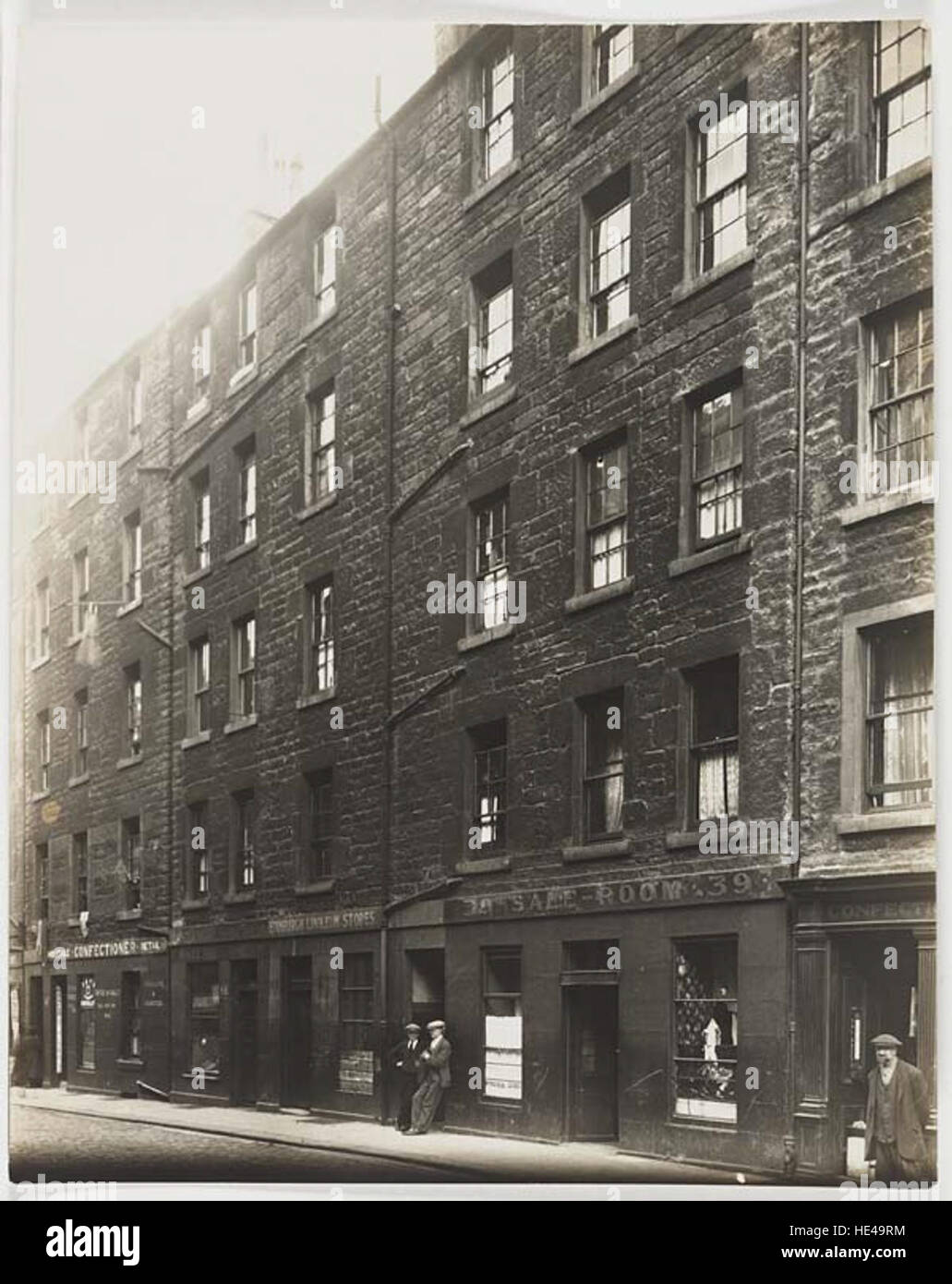 Questa immagine storica cattura l'atmosfera passata di North Richmond Street durante gli anni 1939-1945, dando uno sguardo al passato di una significativa area urbana durante la guerra, mettendo in risalto l'architettura e la vita del periodo. Foto Stock