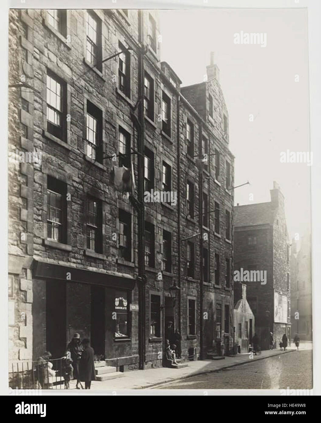 Questa fotografia storica cattura l'area di Richmond Street, mostrando l'architettura e la vita quotidiana del tempo, riflettendo gli ambienti urbani e l'architettura del passato. Foto Stock