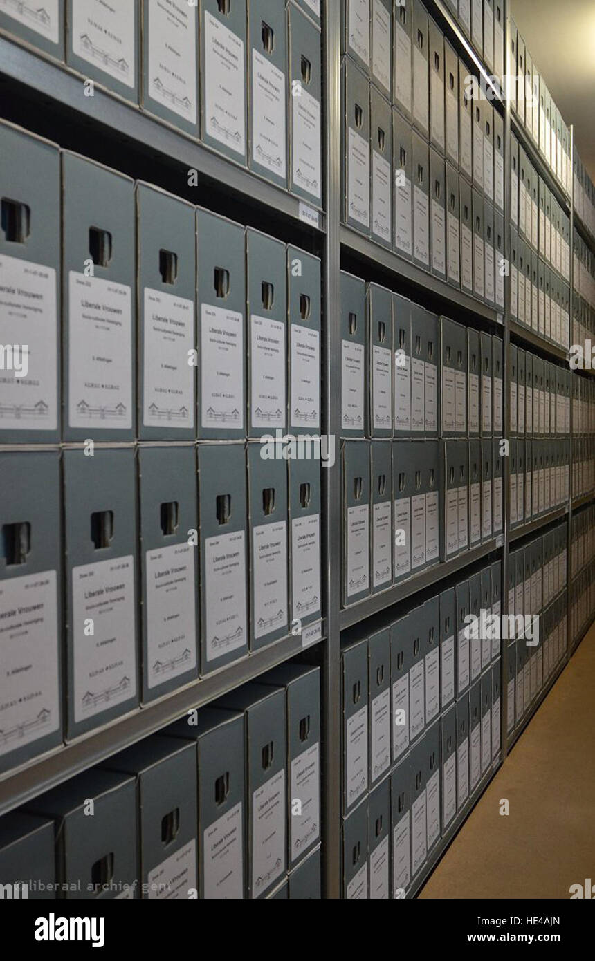 Un'immagine storica che raffigura le scaffalature degli archivi liberali, che ospitano documenti e materiali preziosi relativi alla storia del liberalismo e ai suoi movimenti politici. Foto Stock