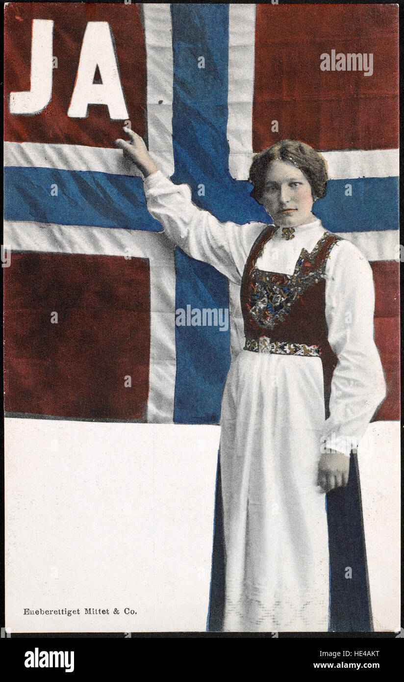 Questa immagine storica della Biblioteca Nazionale di Norvegia ripercorre oltre un secolo di storia norvegese. Mostra la bandiera norvegese, i costumi tradizionali delle donne (bunader) e momenti di importanza nazionale, come l'indipendenza e l'orgoglio culturale. Foto Stock