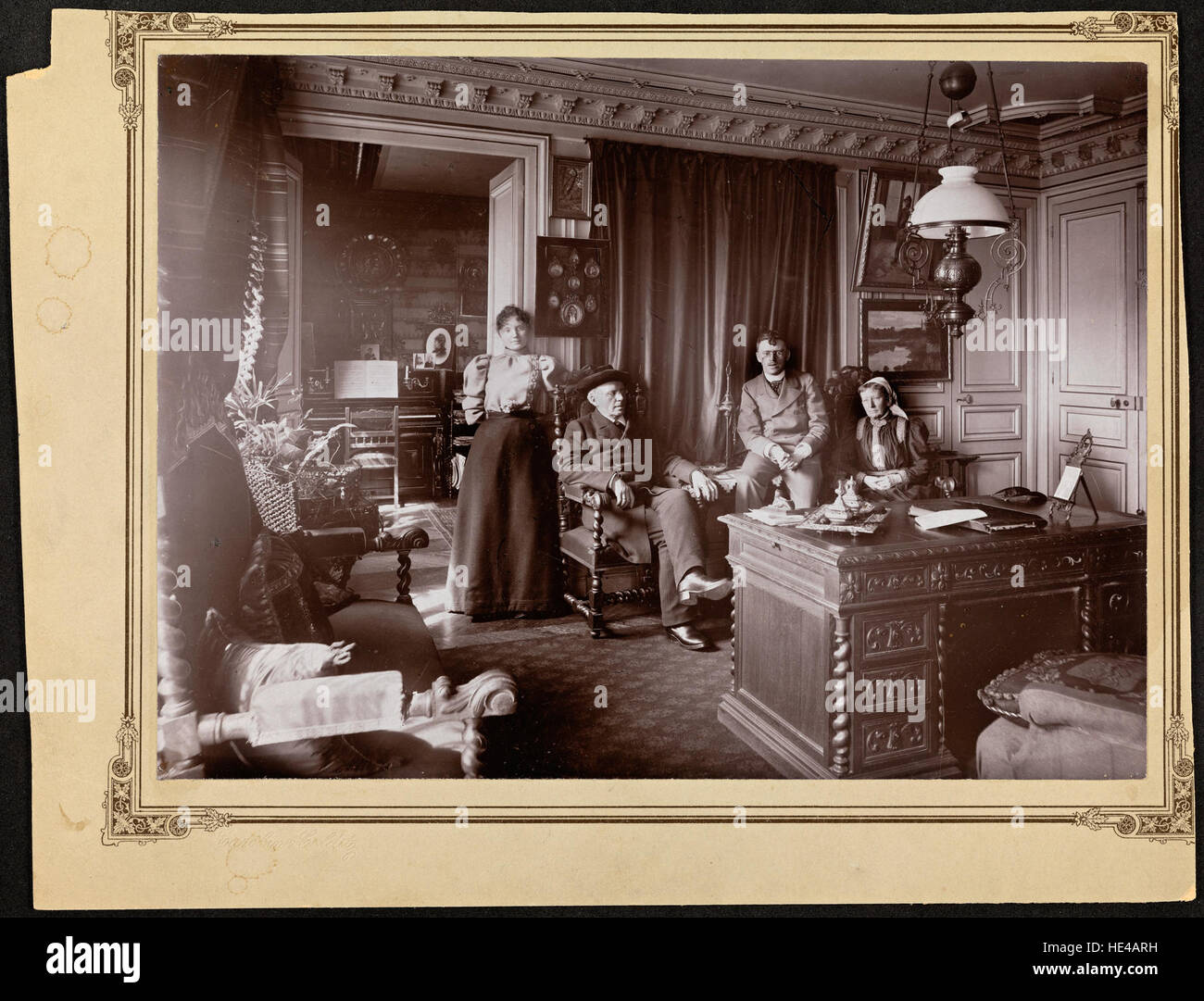 Questa fotografia storica, scattata intorno al 1894, mostra Jonas Lie e sua moglie Thomasine che giacciono con la loro famiglia, catturando un momento della vita familiare norvegese e della sua eredità. Foto Stock