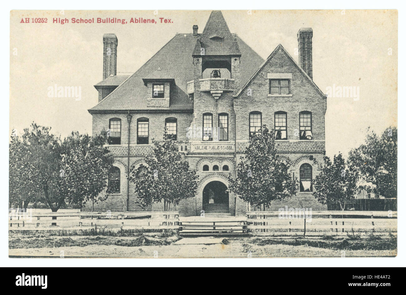 L'immagine mostra una vista storica di un edificio di una scuola superiore ad Abilene, Texas. La fotografia, probabilmente dell'inizio del XX secolo, mette in evidenza lo stile architettonico e l'importanza delle istituzioni educative nel passato della regione. Esso riflette il valore sociale attribuito all'istruzione secondaria in quel periodo. Foto Stock