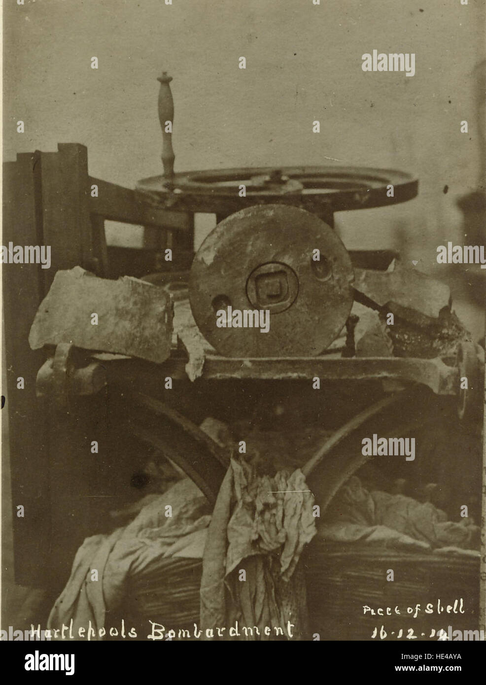 Questo pezzo di conchiglia è un residuo del bombardamento della prima guerra mondiale di Hartlepool, una città costiera nel nord-est dell'Inghilterra. L'attacco avvenne il 16 dicembre 1914, quando le forze navali tedesche bombardarono la città. Il pezzo rappresenta un momento significativo nella storia britannica e l'impatto della guerra sulla vita civile. Foto Stock