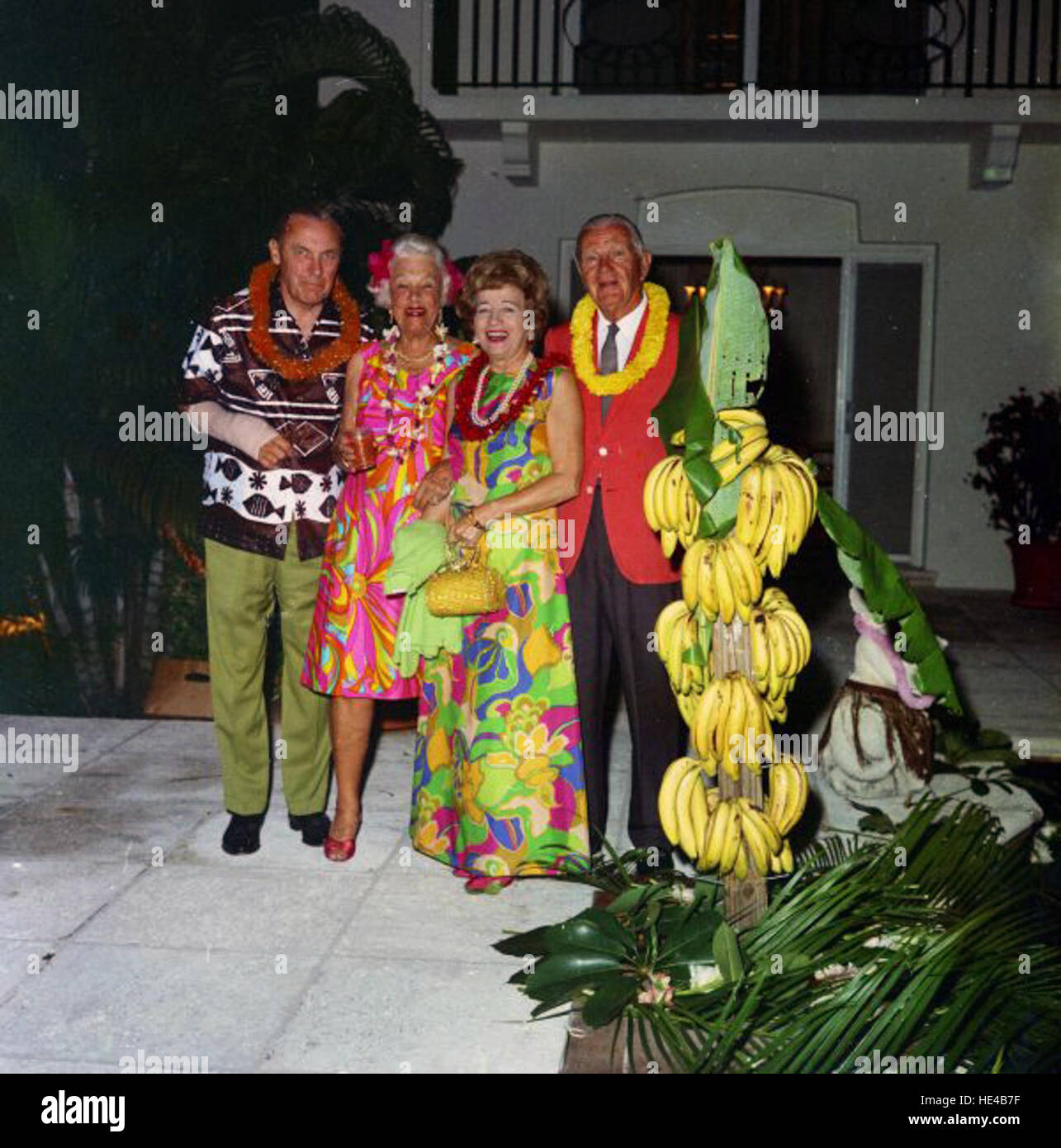 Questa fotografia d'epoca cattura un Luau ospitato dal signor e la signora Peter I.B. Lavan a Palm Beach, Florida. L'immagine mostra l'evento sociale a cui partecipano figure di alto profilo, tra cui socialiti e ospiti notevoli, che riflettono la stravagante vita sociale del tempo. Foto Stock