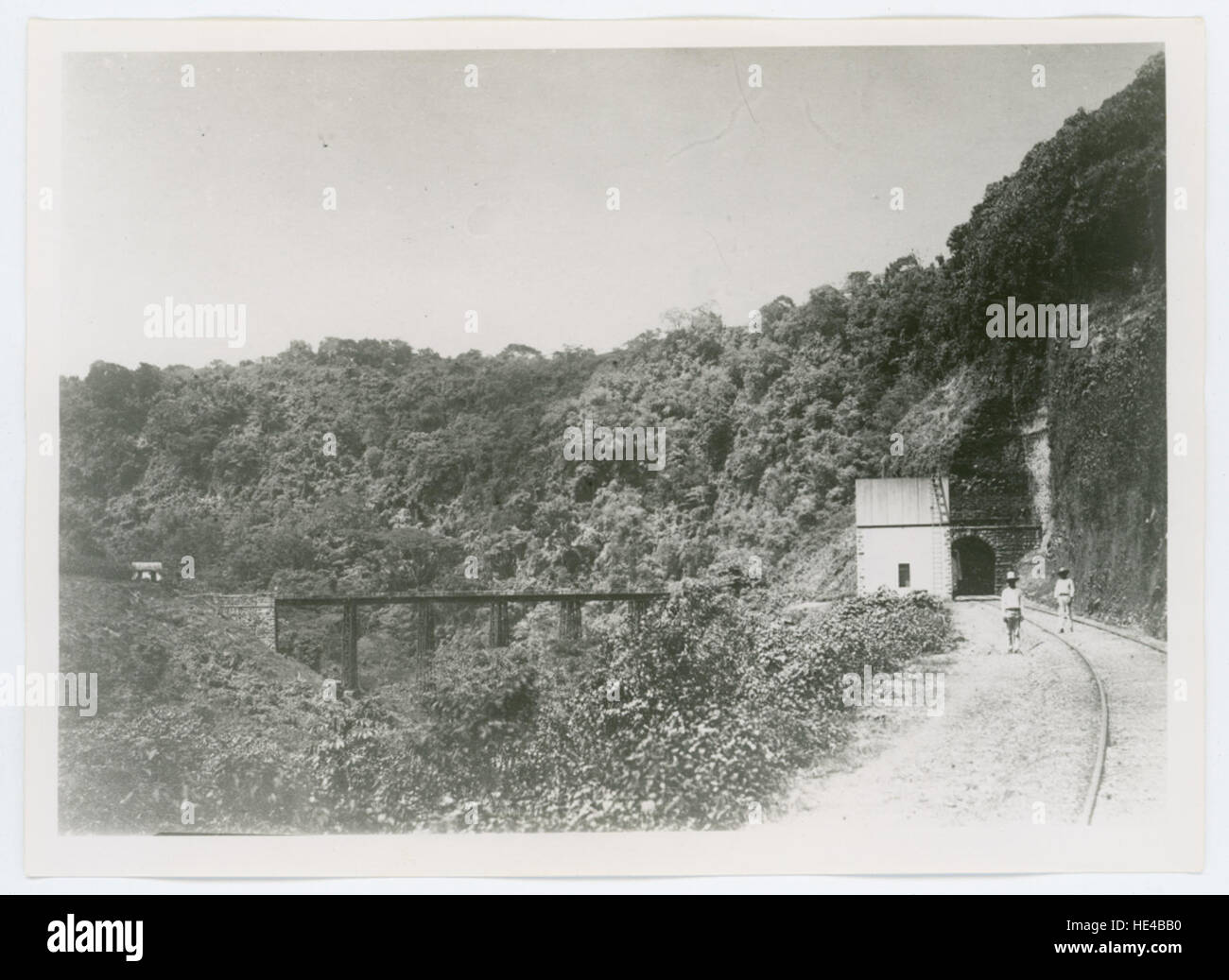 Una foto storica del Viadotto Metlac e del Tunnel No. Lungo la Ferrocarril Mexicano, che mostra una cisterna su un treno che viaggia sopra l'iconico ponte ferroviario e attraverso il tunnel. Il viadotto e il tunnel sono le caratteristiche principali del sistema ferroviario messicano. Foto Stock