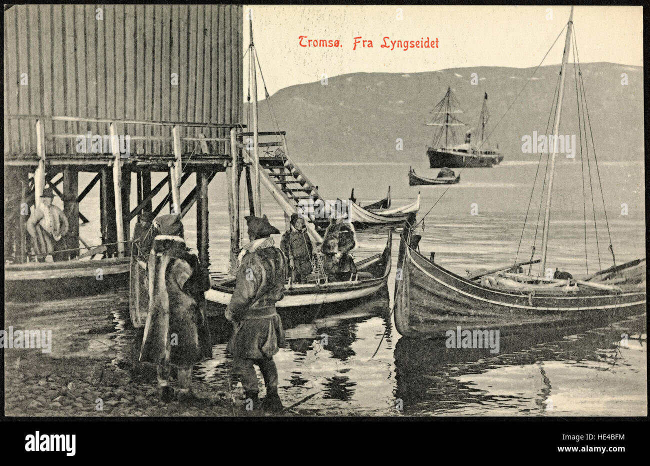 Questa cartolina di Lyngseidet a Troms, Norvegia, cattura la bellezza serena del paesaggio della regione. Presenta barche, abiti tradizionali Sami e vita rurale, che offrono uno sguardo sulla vita culturale e sull'ambiente naturale del nord della Norvegia. Foto Stock