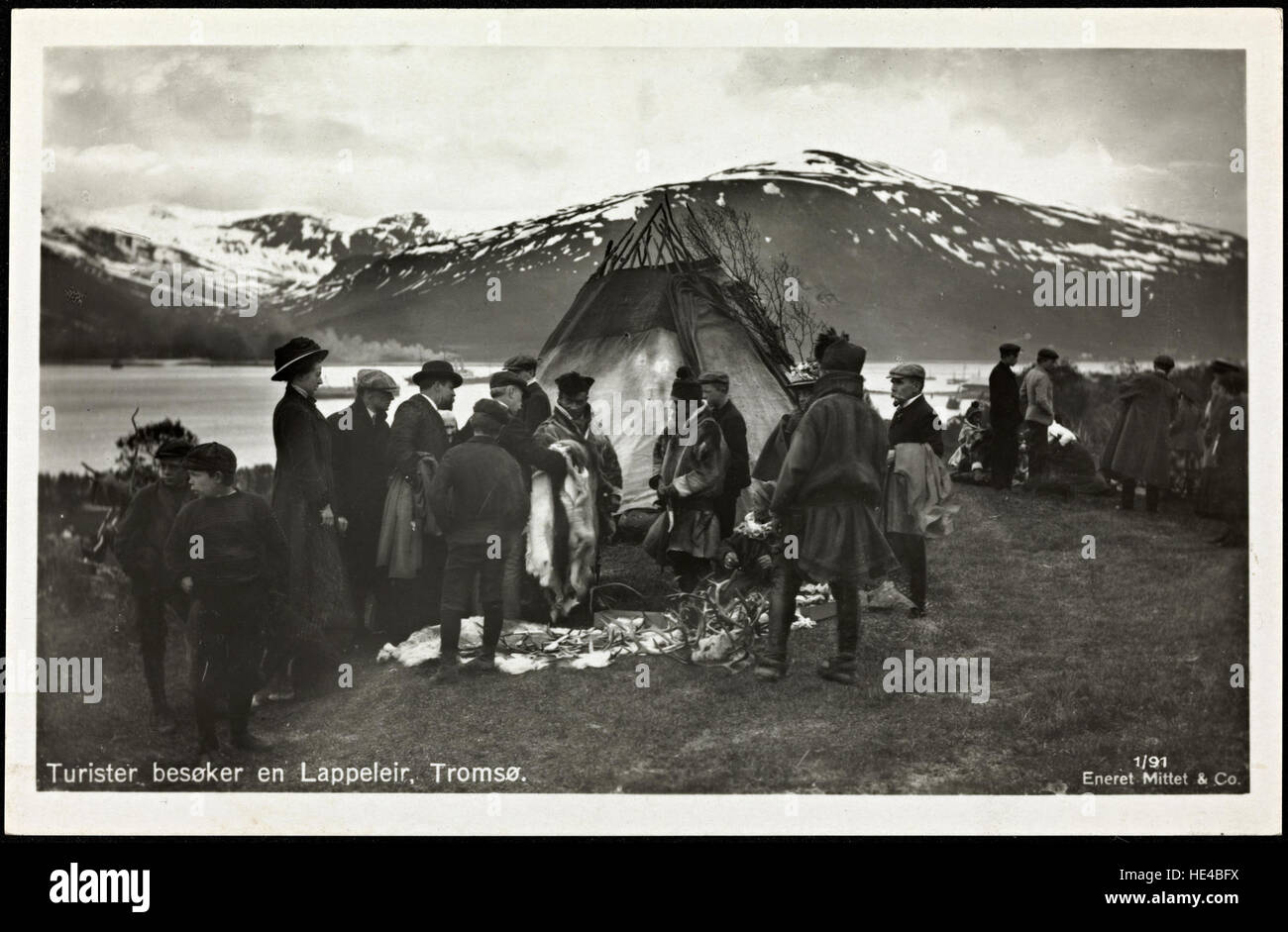 La fotografia raffigura i turisti che visitano un Lappeleir a Troms, Norvegia, mostrando la cultura e l'abbigliamento tradizionali Sami. L'immagine riflette il ricco patrimonio storico e culturale della Norvegia. Foto Stock