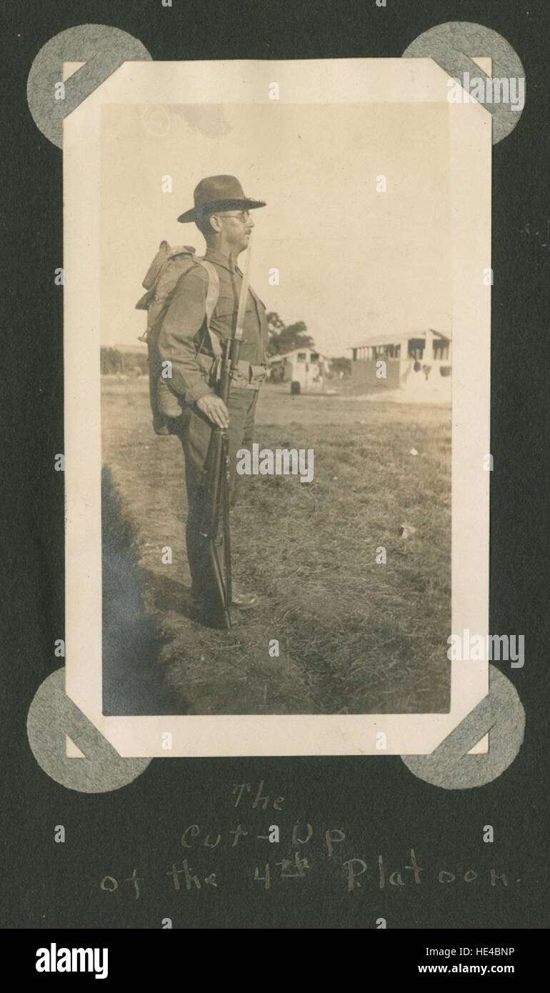Questa immagine storica cattura un momento significativo di un'epoca passata. La fotografia, che mostra il passato, offre uno scorcio su un momento di cambiamento o evento notevole, illustrando l'influenza dei periodi storici sulle percezioni attuali. Foto Stock