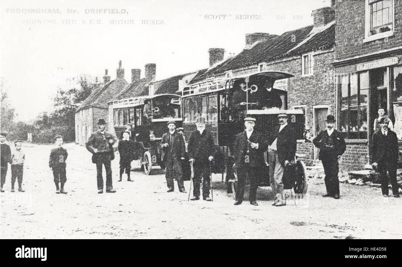 North Frodingham che mostra NER Motor Buses, 1900, PH-2-102, immagine storica, fotografia in bianco e nero, trasporto per il villaggio Foto Stock