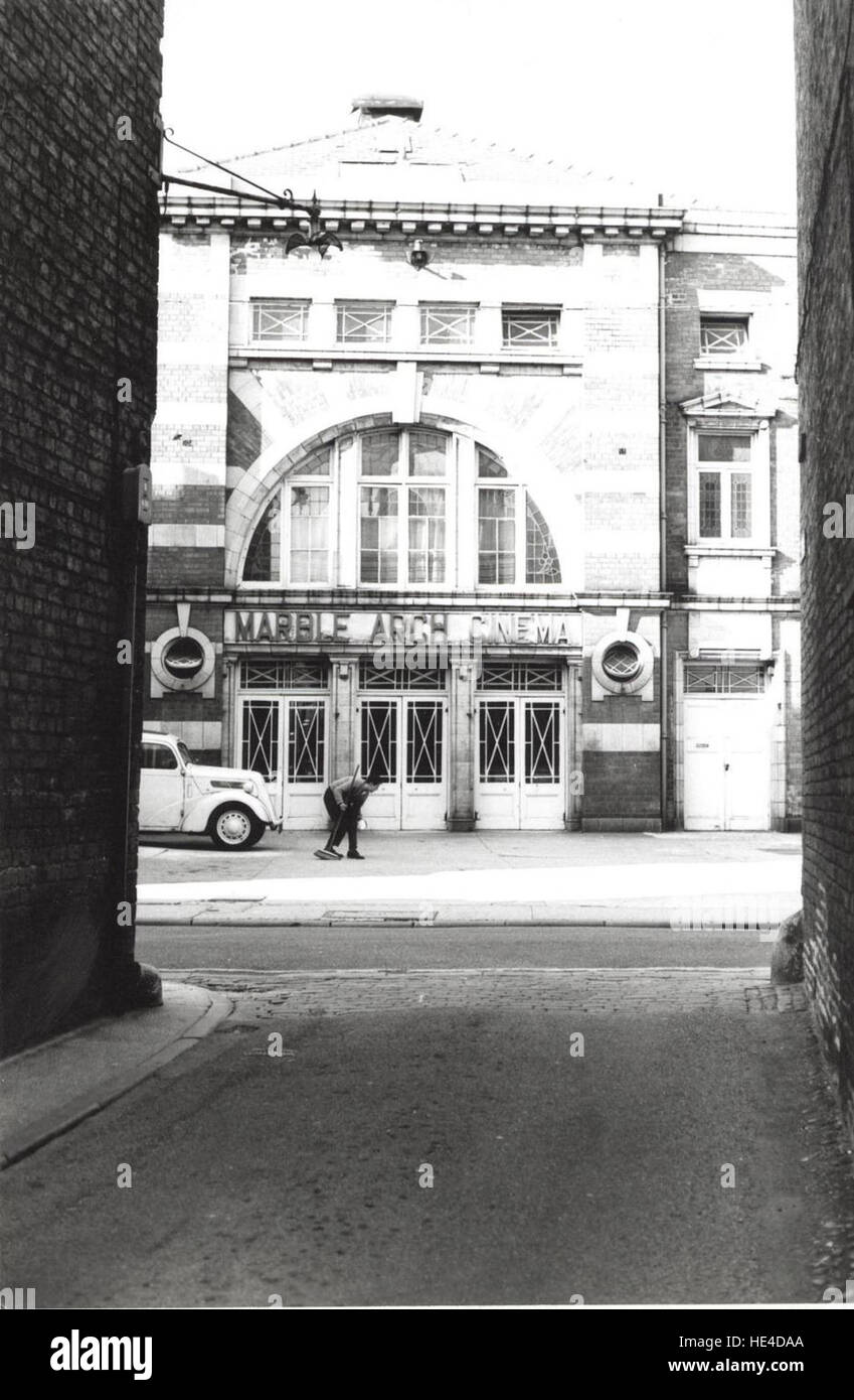 Una fotografia del 1963 del Marble Arch Cinema in Butcher Row, Beverley, che cattura un momento nella storia del cinema britannico prima della riqualificazione urbana. Foto Stock