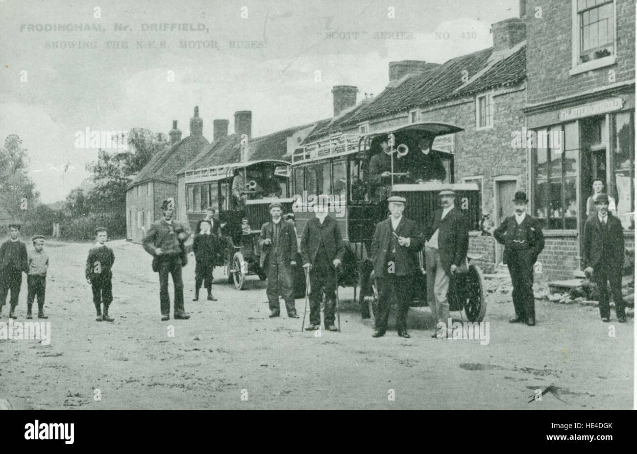 N.E.R. Motor Omnibus Service, Beeford, 1904 Foto Stock N.E.R. Motor Omnibus Service, Beeford, 1904 Foto Stock
