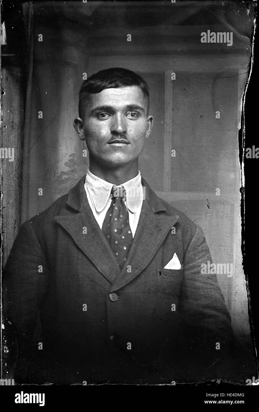 Un uomo tradizionale rumeno, fotografato da Costica Acsinte, che cattura la vita rurale e la cultura della Romania all'inizio del XX secolo. Foto Stock