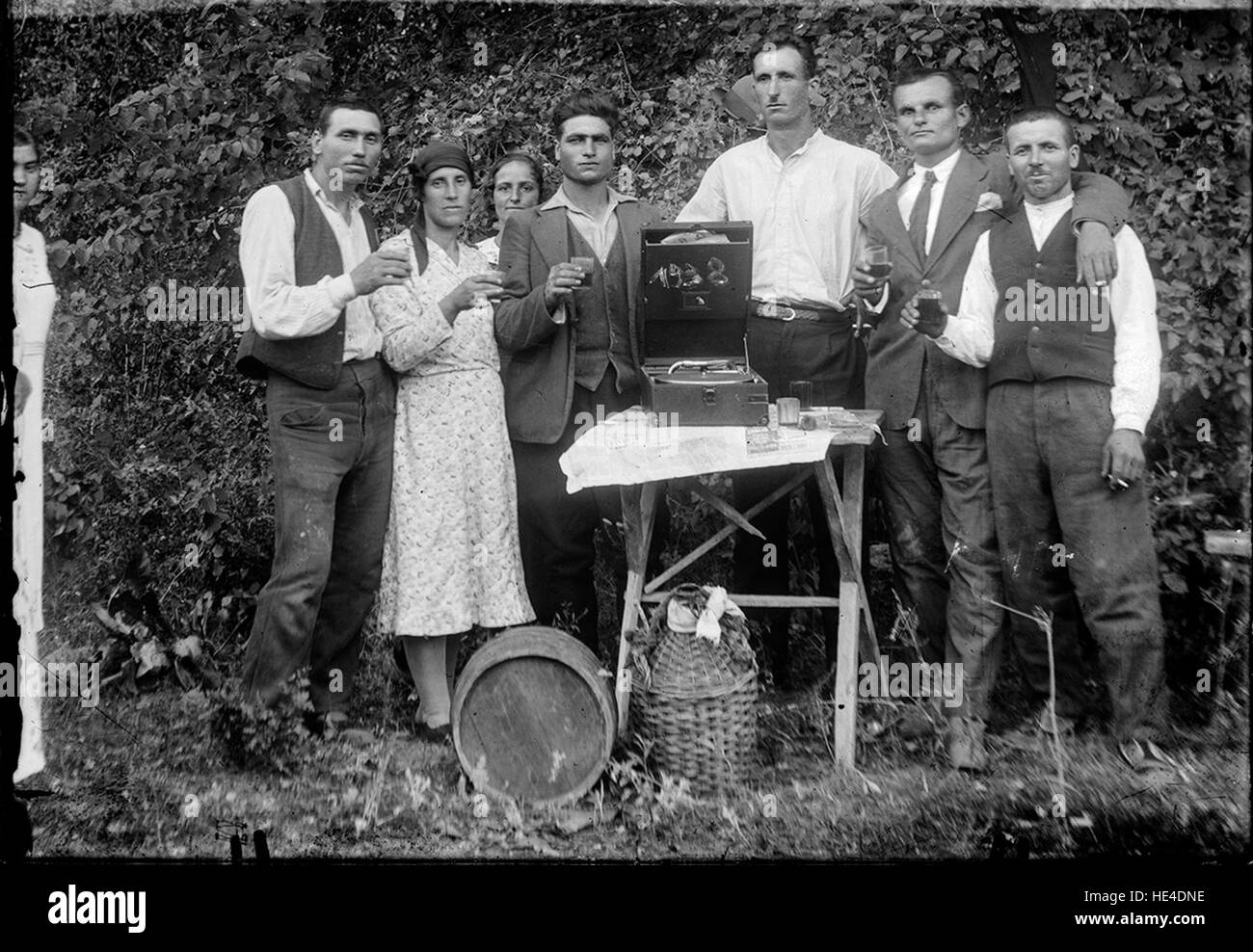 2 imagini: petrecere cîmpenească cu vin și patefon (HMV modello portatile n. 102),1938 Foto Stock