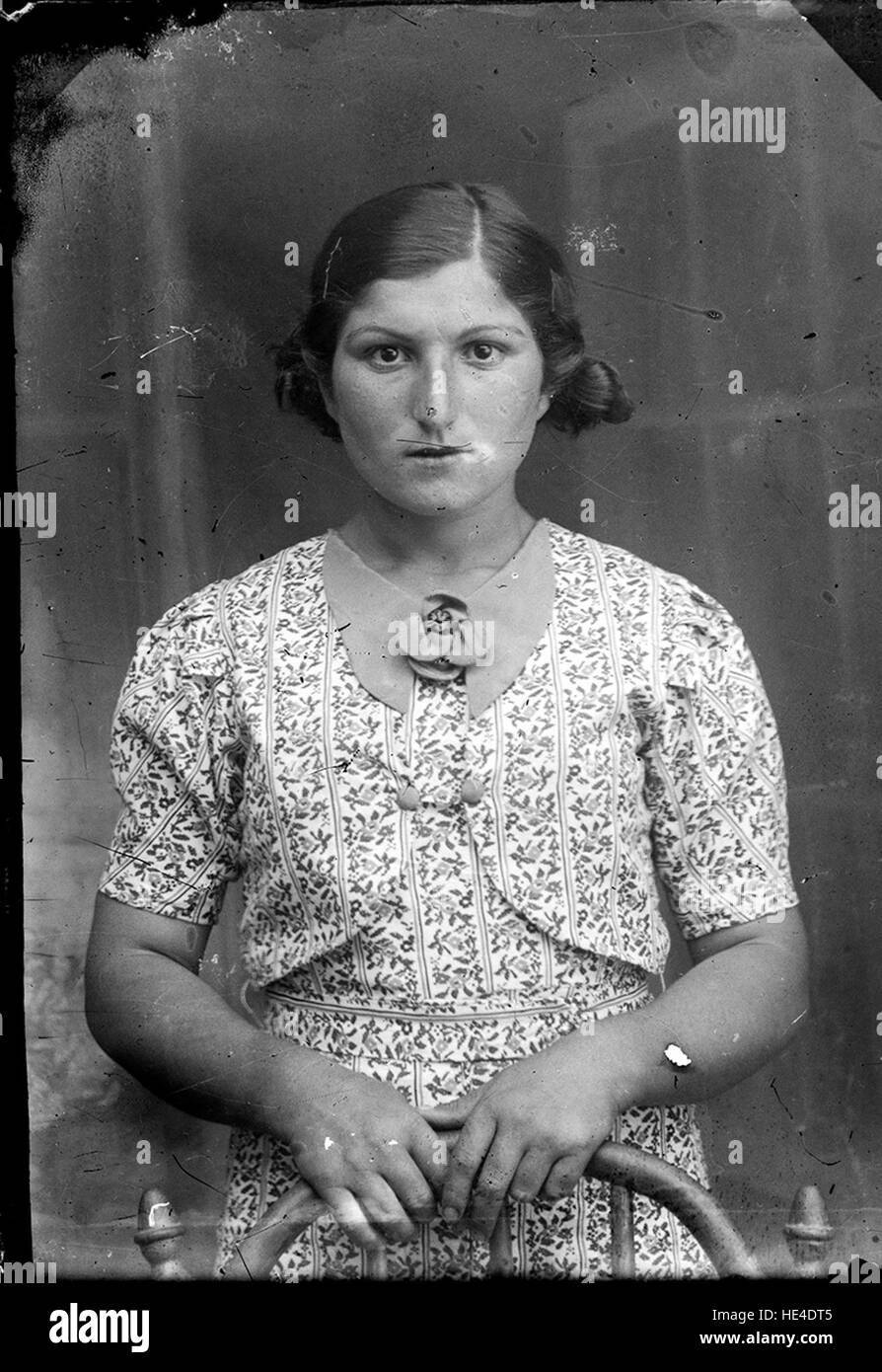 Un'immagine storica di una donna rumena, catturata a Ialomita, in Romania. L'immagine, conservata su un piatto di vetro negativo, risale all'inizio del XX secolo, mostrando la cultura rumena e l'abbigliamento tradizionale. Foto Stock