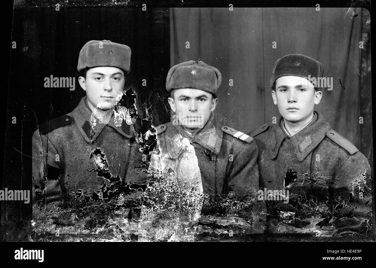 Soldiers, Historical image, bygone era, Ialomița Acsinte Archive, Costică, Romania, foto su lastra di vetro, ritratto d'epoca, esercito rumeno, prima guerra mondiale, fotografia d'archivio, patrimonio culturale, storia rumena, ritratto dei soldati, inizio XX secolo, Romania storica, storia militare, fotografia d'epoca, Romania storica, storia culturale, pubblico dominio, inizio anni '1900, patrimonio della Romania, storia personale, uniforme militare, servizio militare, cultura rumena, foto di famiglia, momento emotivo, Romania vintage, Romania anni '1910, Romania storica, immagine di pubblico dominio Foto Stock