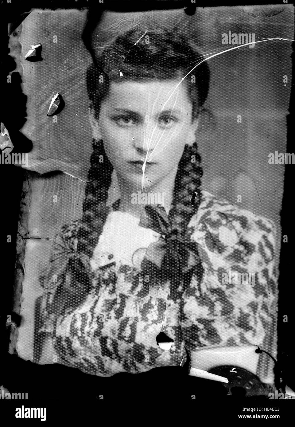 Una riproduzione di due ritratti, realizzati da Costica Acsinte il 12 marzo 2014, a Ialomita, Romania. Questo foglio di pellicola cattura l'abbigliamento tradizionale e la vita rurale del popolo rumeno. Foto Stock