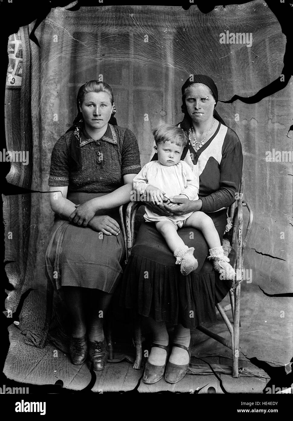 Due donne con un bambino, Romania storica, foglio fotografico, Ialomita Foto Stock