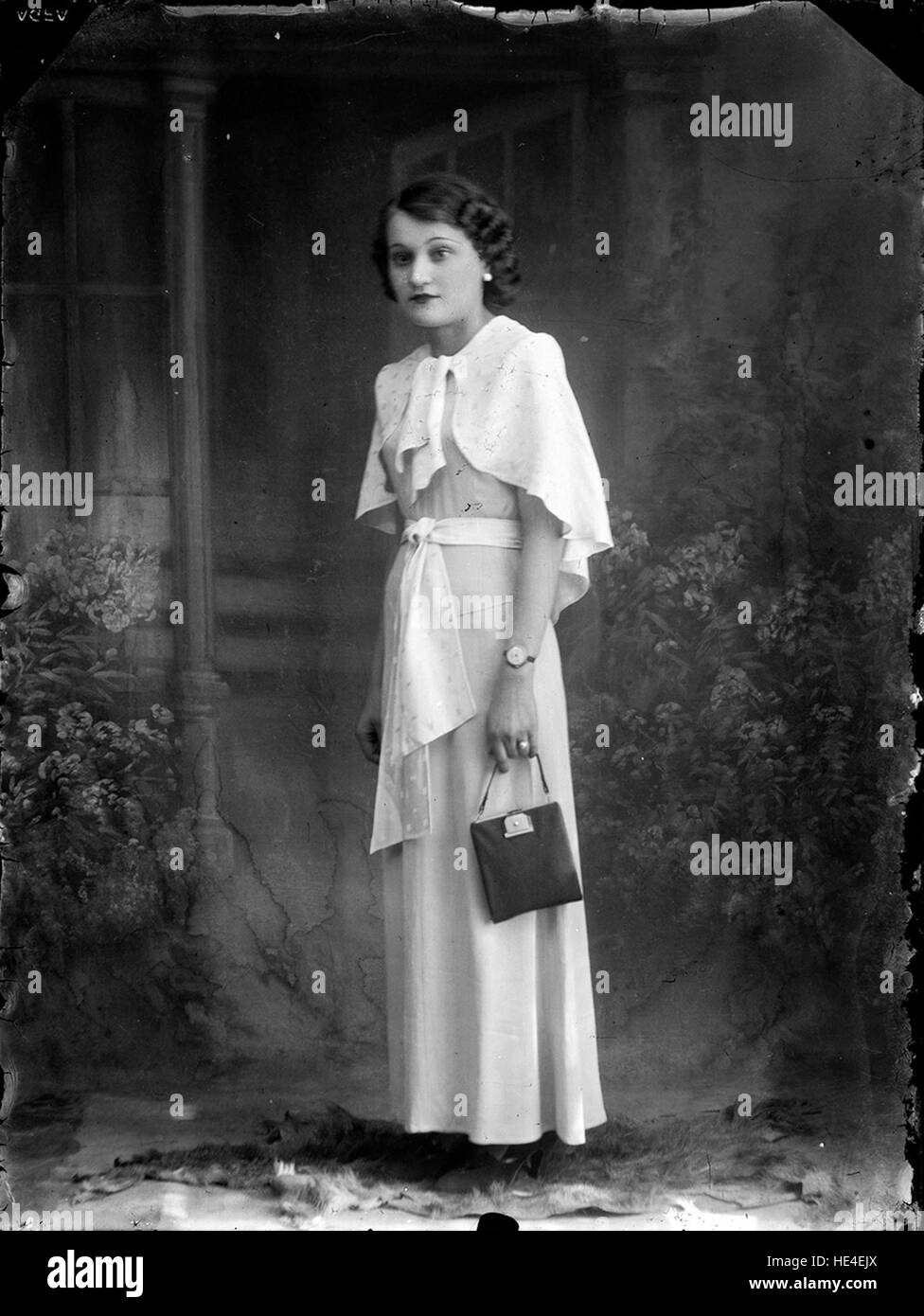 Donna rumena in abito bianco, Costica Acsinte Archive, Ialomita, Romania, lastra di vetro Foto Stock