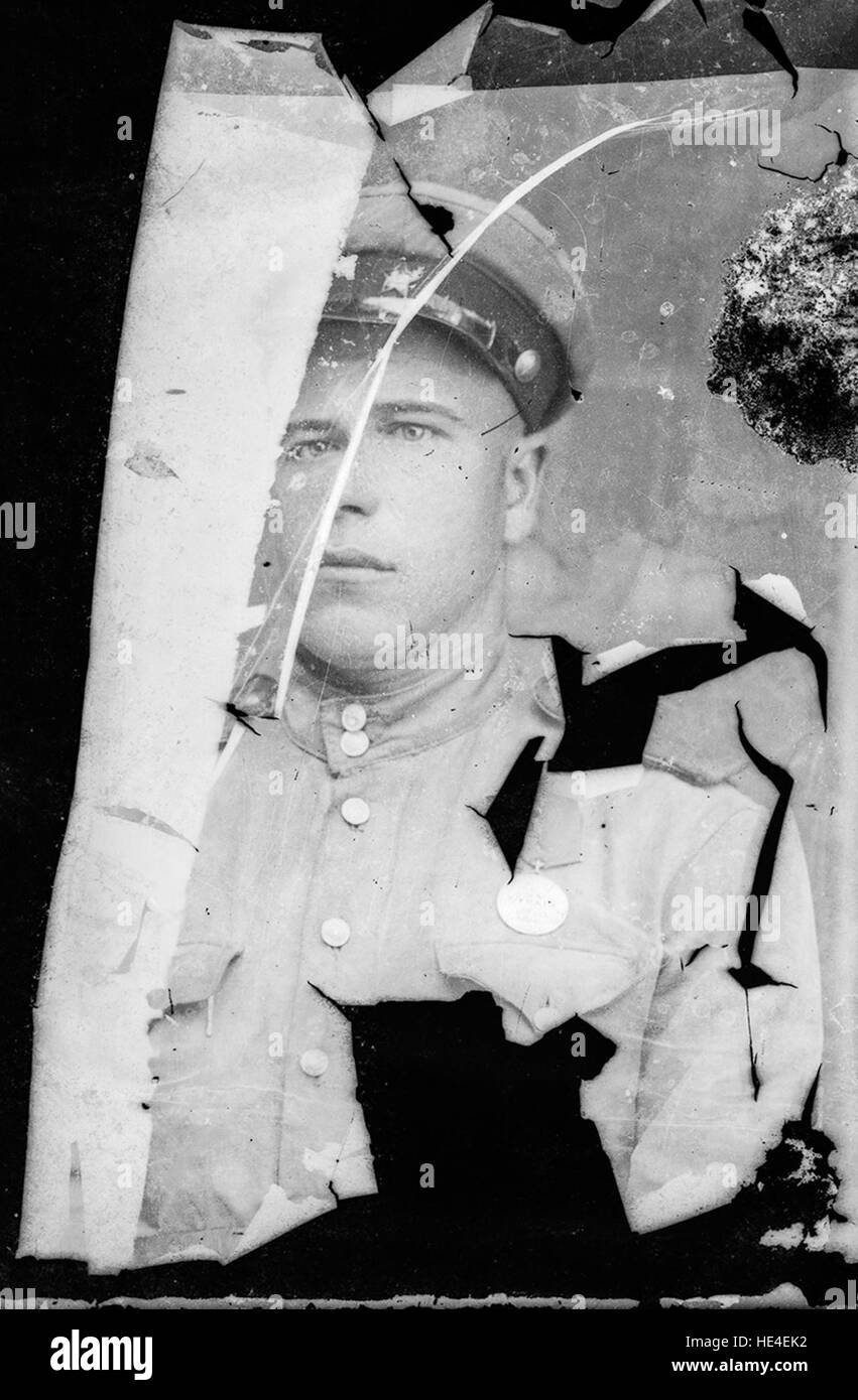 Due immagini: Soldato, donna in abito tradizionale, Costică Acsinte Archive, Ialomița, Romania, lastre di vetro Foto Stock