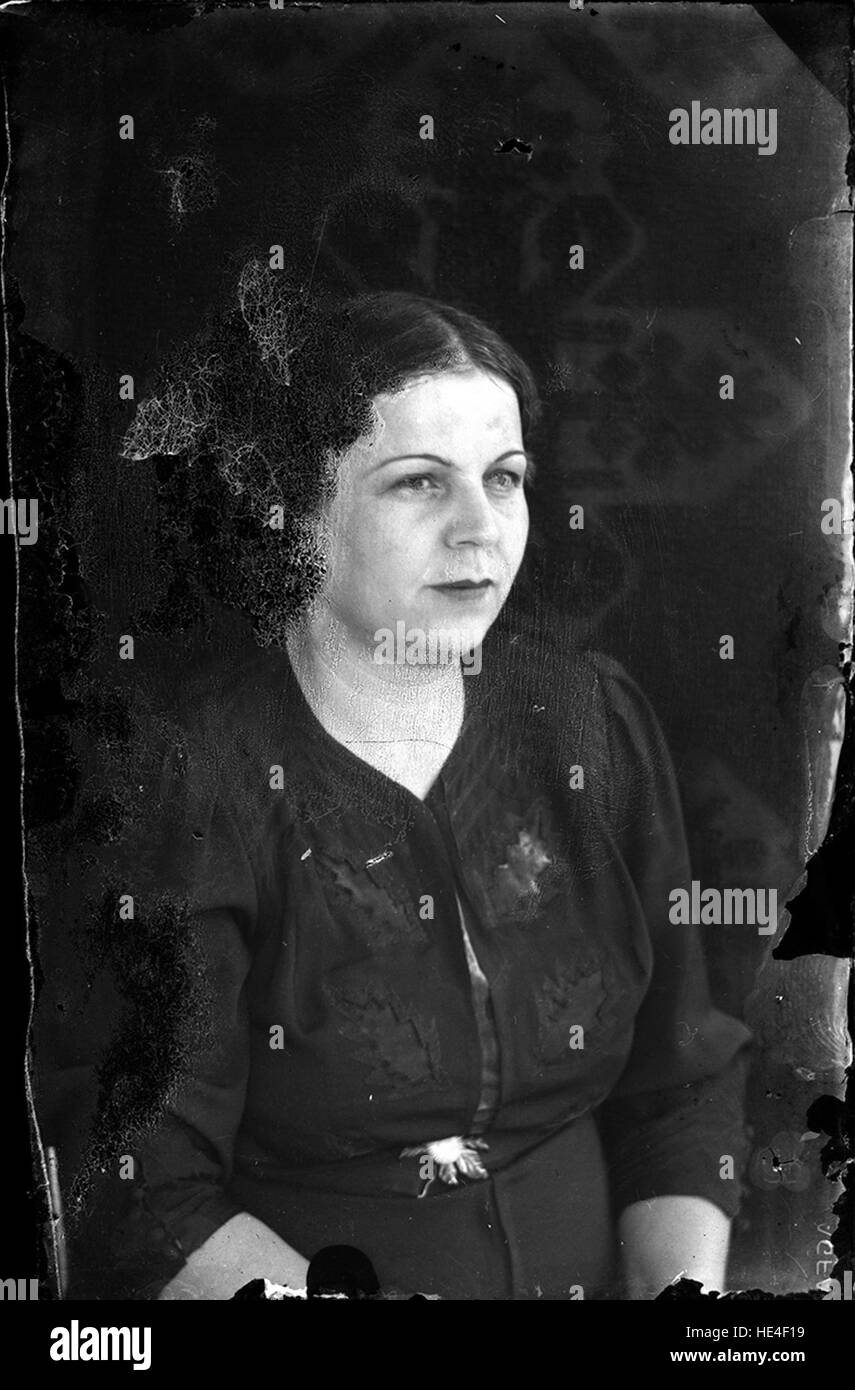 Un ritratto di una donna dell'Archivio Costica Acsinte, che mostra una donna rumena dell'inizio del XX secolo. Foto Stock