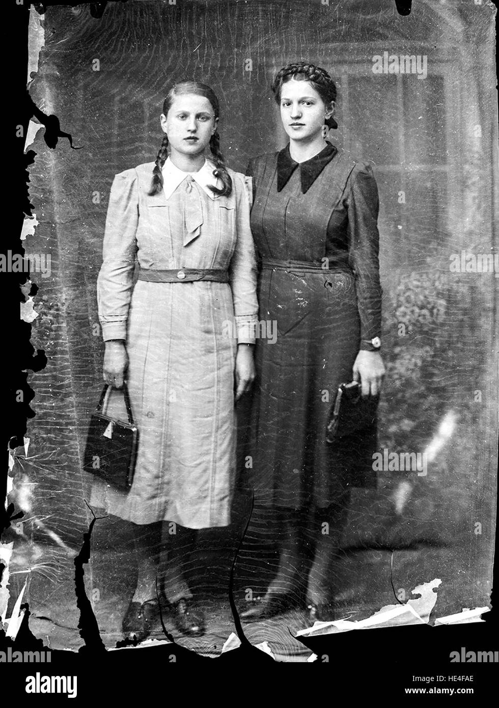 Una fotografia di due giovani donne scattate su un piatto di vetro da Costica Acsinte, raffigurante la vita rurale rumena e l'abito tradizionale Foto Stock