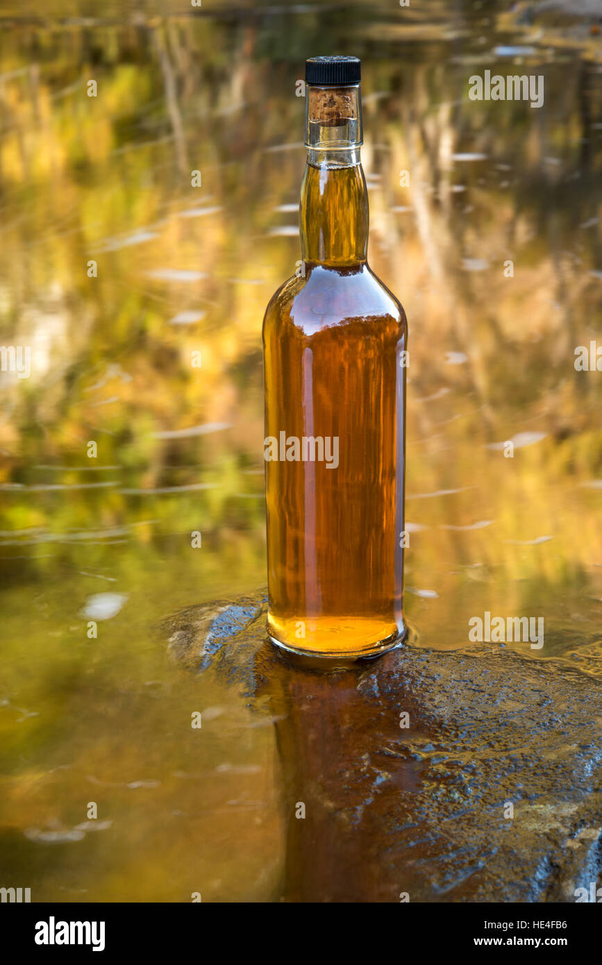 Bottiglia di whiskey al malto da un altopiano di fiume, Scozia. Regno Unito Foto Stock