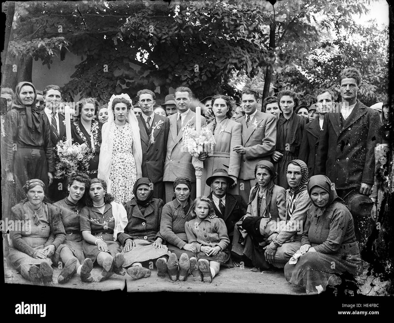 Una fotografia storica di una sposa rumena e di un ospite di matrimonio, scattata da Costica Acsinte, che cattura le tradizioni matrimoniali dei primi anni del XX secolo. Foto Stock