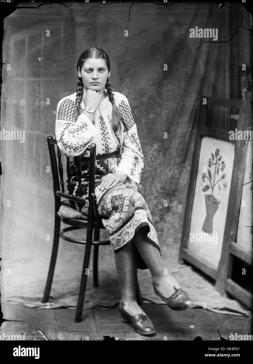 Giovane donna in costume tradizionale rumeno, Ialomița, Romania, Archivio Costică Acsinte Foto Stock