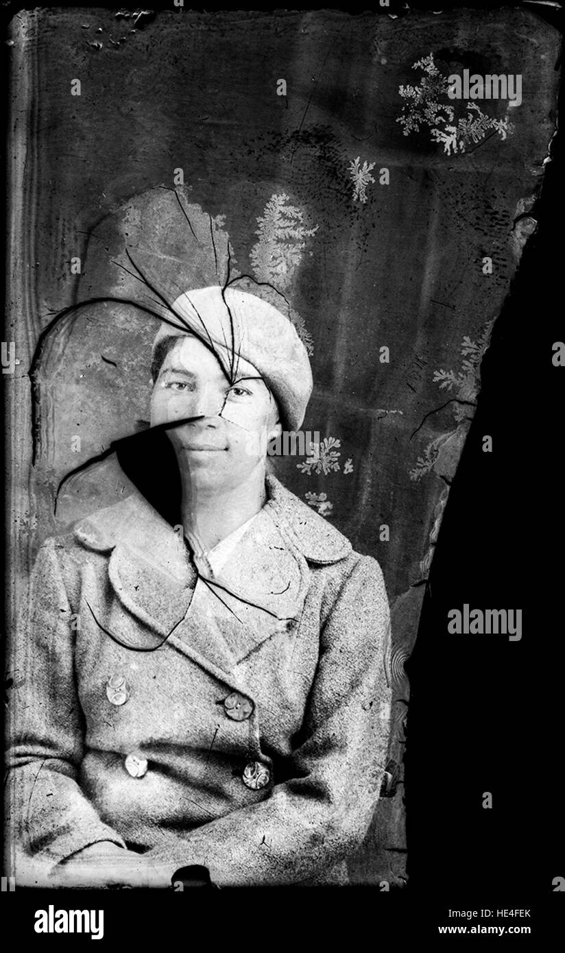 Un'anziana donna rumena catturata all'inizio del XX secolo su un piatto di vetro, che mostra la vita rurale a Ialomita, in Romania Foto Stock