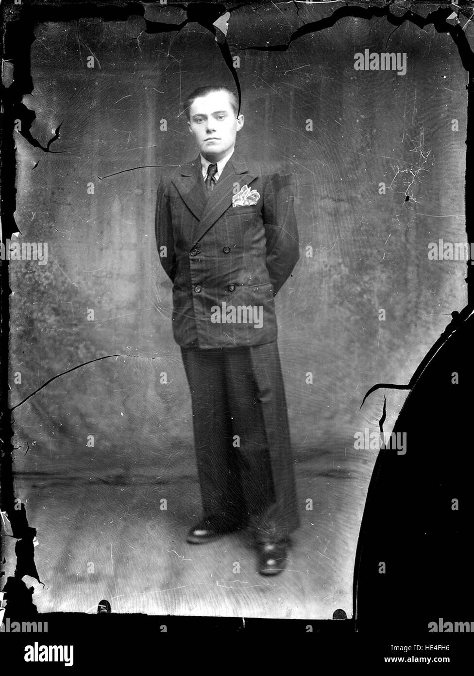 Un giovane in tradizionale abbigliamento rumeno, fotografato da Costică Acsinte su un piatto di vetro nella Romania rurale. Foto Stock