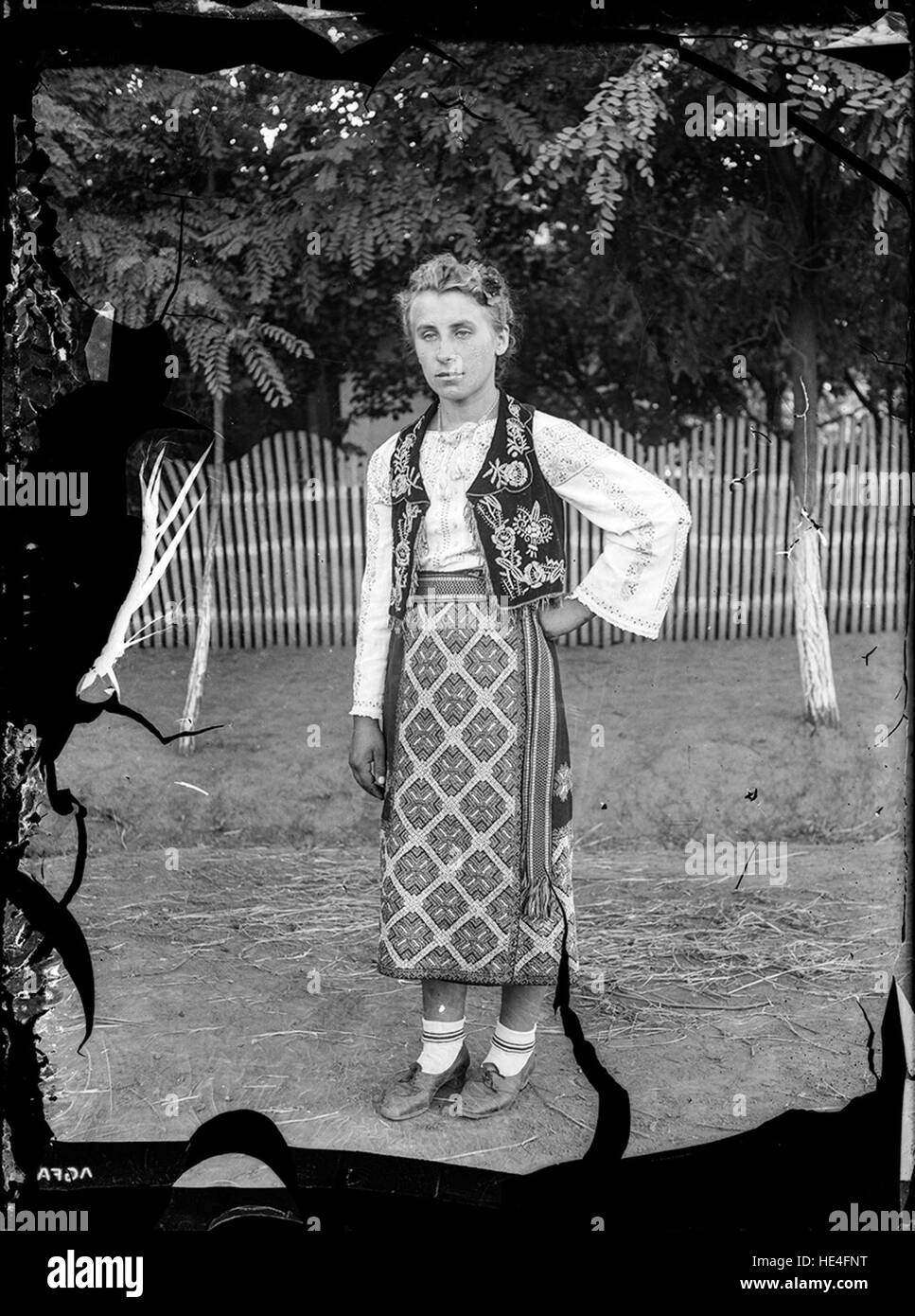 Donna rumena in costume tradizionale, Archivio Costica Acsinte, Ialomita, Romania, lastra di vetro Foto Stock