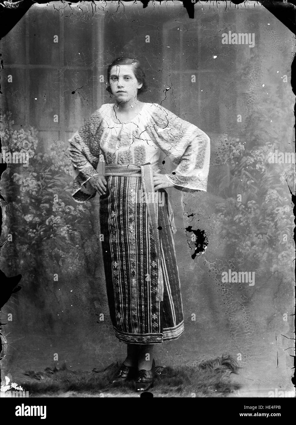 Giovane donna in tradizionale costume popolare rumeno, Costică Acsinte Archive, Ialomita, Romania Foto Stock