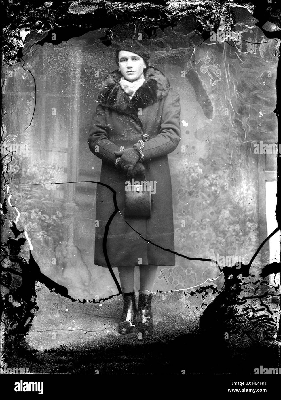 Ritratto di una donna di Ialomita, Romania, catturato da Costica Acsinte su un piatto di vetro, che mostra l'abbigliamento tradizionale rumeno Foto Stock