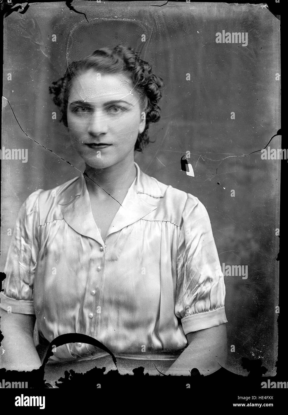 Una donna fotografata da Costica Acsinte a Ialomița, in Romania, all'inizio del XX secolo, che mostra la vita e le tradizioni rurali rumene. Foto Stock