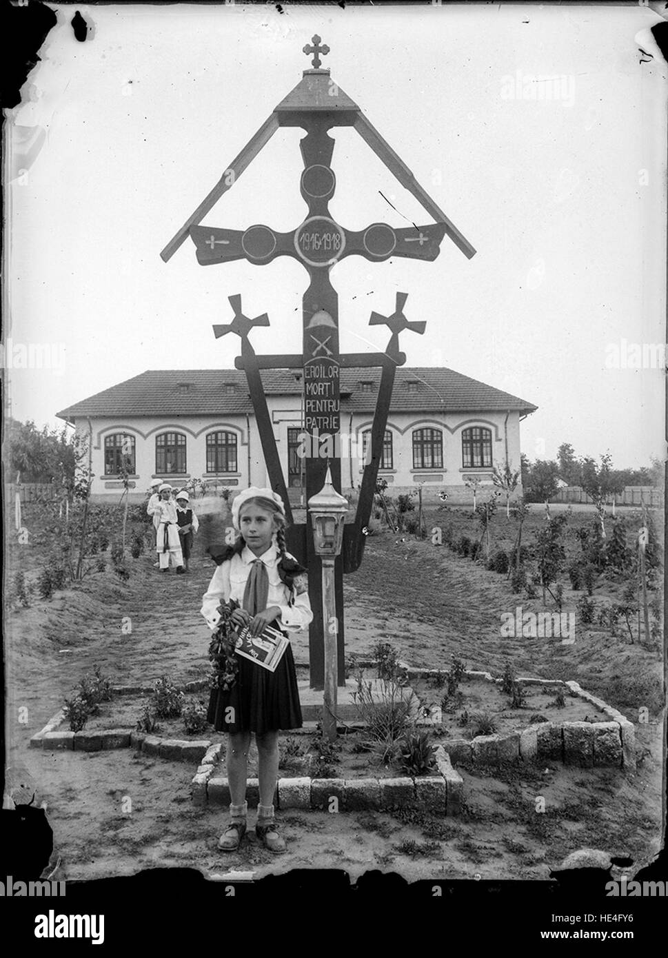 Premiata ragazza di fronte al vecchio edificio della scuola n. 1, Slobozia, Romania, catturata su lastra di vetro, primi anni '1900, Costica Acsinte Archive Foto Stock
