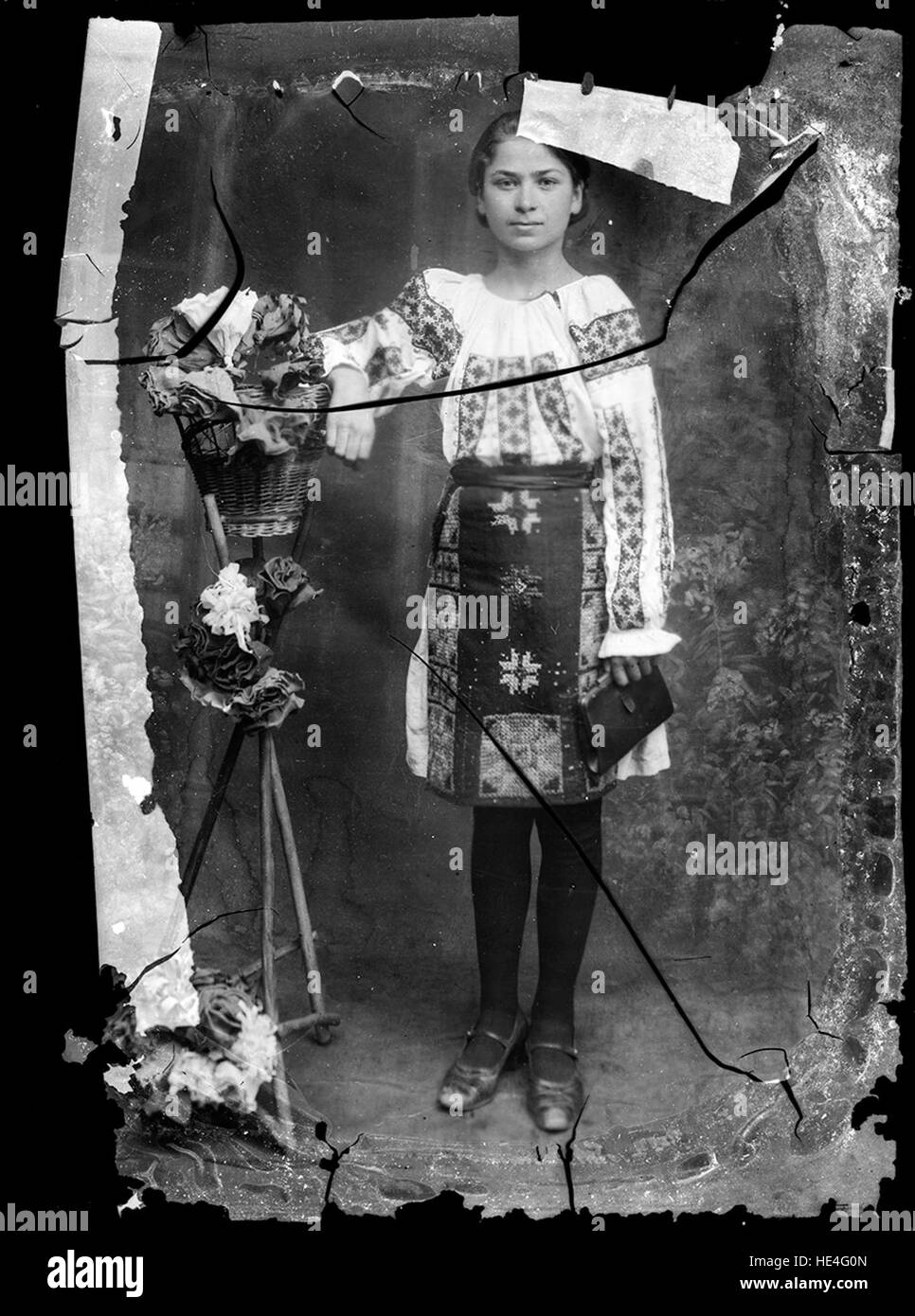 Un ritratto di una donna rumena vestita con un tradizionale abbigliamento popolare, che mostra il patrimonio culturale della Romania catturato da Costica Acsinte. Foto Stock