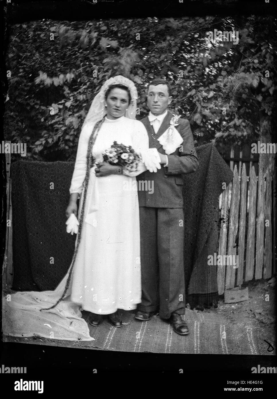 Un ritratto di una sposa di Ialomita, Romania, catturato da Costica Acsinte, che mostra il tradizionale abbigliamento da sposa rumeno Foto Stock