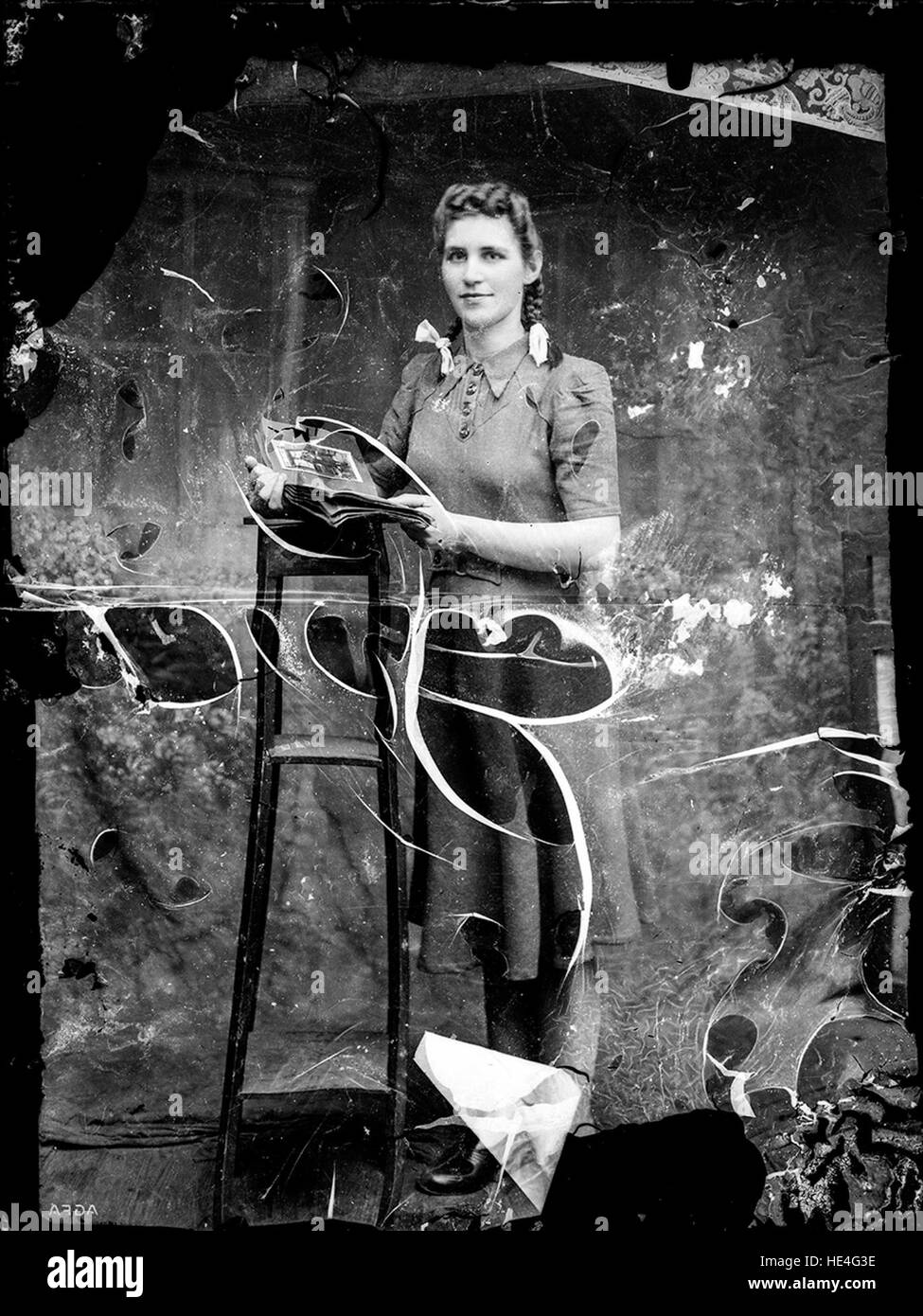 Una fotografia di una donna rumena in abito tradizionale di Ialomita, Romania, scattata da Costica Acsinte nel 1914. Foto Stock