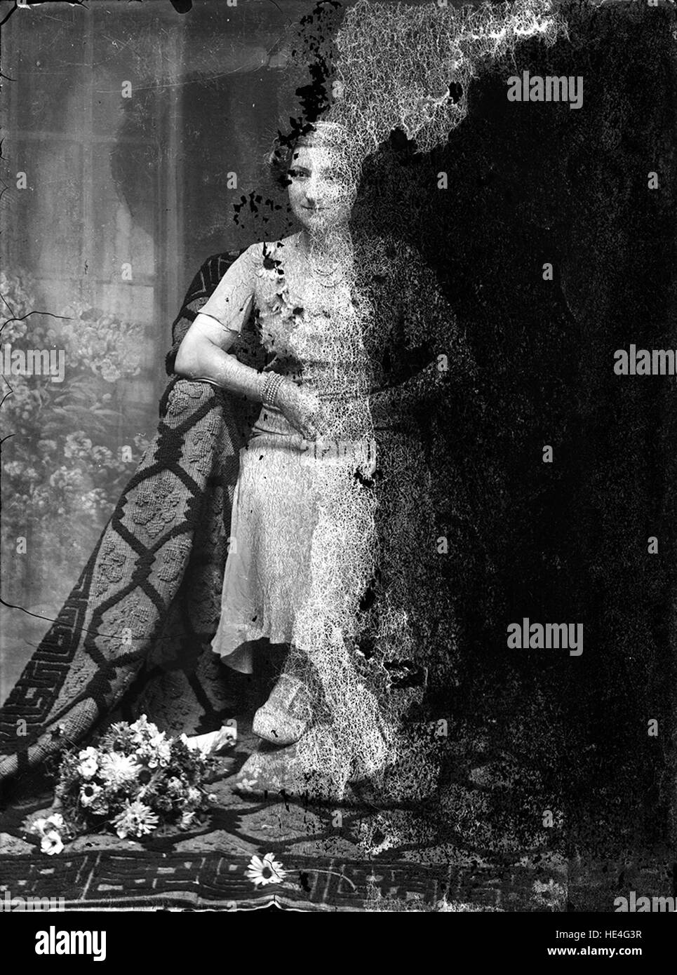 Donna con abito tradizionale in un'immagine storica dall'Archivio Costică Acsinte, Ialomita, Romania, lastra di vetro, 2014 Foto Stock