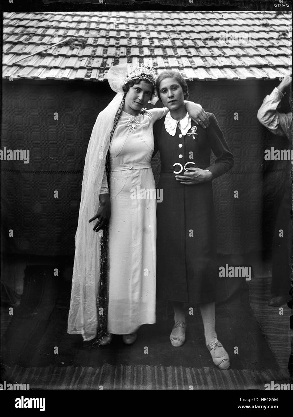 Una giovane sposa con una donna, catturata da Costică Acsinte, che mostra l'abbigliamento tradizionale rumeno e cattura un momento speciale delle usanze rumene dell'inizio del XX secolo. Foto Stock