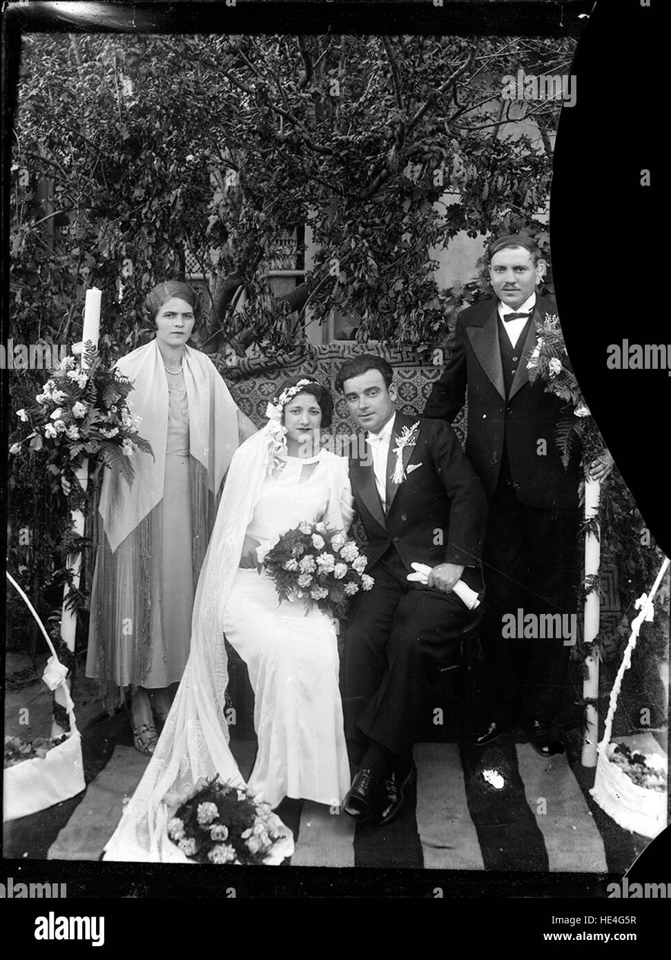 Una fotografia vintage che cattura gli sposi novelli con i loro padrini in Romania, l'Archivio Costica Acsinte, Ialomita, che mostra le tradizioni nuziali rumene, l'abbigliamento dei primi anni del XX secolo e le usanze storiche. Foto Stock