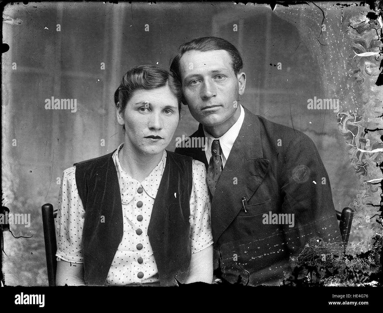 Un ritratto di una coppia, catturato in un villaggio rumeno dell'inizio del XX secolo, che riflette la tradizionale vita familiare rumena. Foto Stock